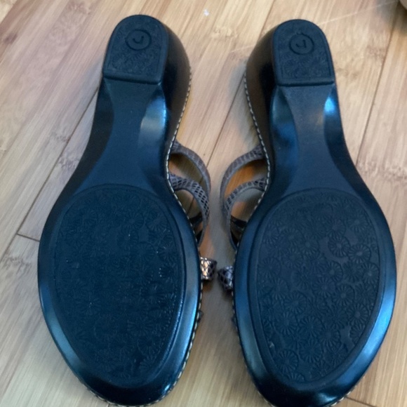 ROCKPORT Size 7 1/2 Bronze Sandals - Picture 2 of 4